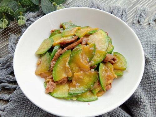 兰瓜可以炒肉吃吗视频,家常美味新尝试