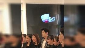 吃瓜看戏摇扇子视频,吃瓜看戏摇扇子，感受传统生活乐趣