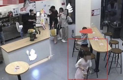 武汉商场女子吃瓜视频,现场实况引发网友热议